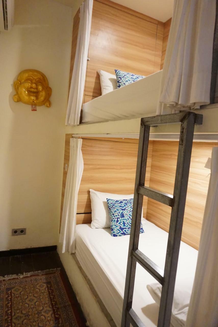 Karisa Pods Hostel Seminyak Buitenkant foto